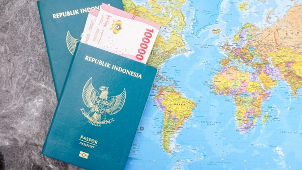 Além do passaporte em dia, o sucesso da viagem depende de uma estratégia financeira sólida para lidar com os custos em dólar nos EUA. Reprodução/Canvas por Canvas