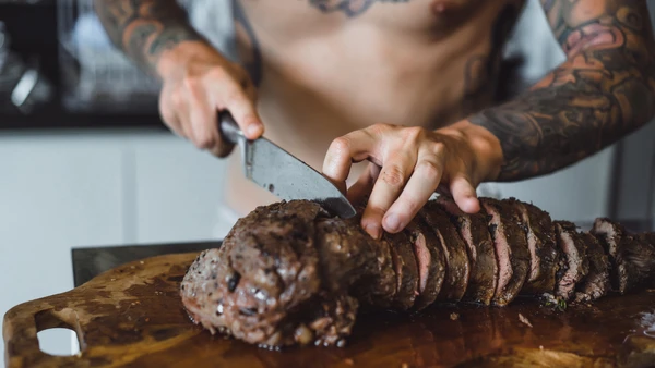 A questão, no entanto, não está apenas no consumo individual. O trabalho também analisa como certos modelos de identidade masculina podem interferir na forma como homens enxergam a crise climática