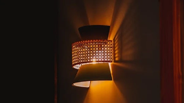 Arandela curva com luz quente por Sofía Marquet / Pexels