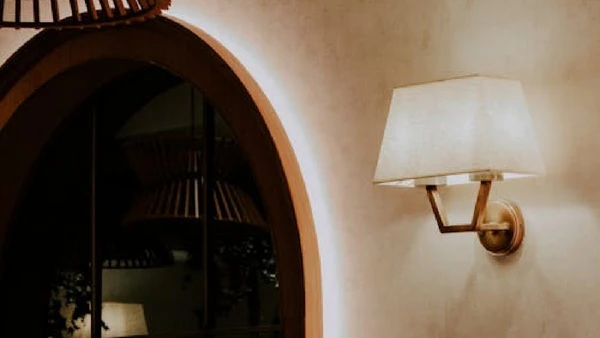 Arandela curva com luz quente por Sofía Marquet / Pexels