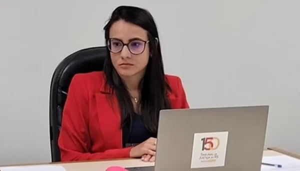 Juíza sofreu hemorragia após coleta de óvulos em clínica por auto-upload