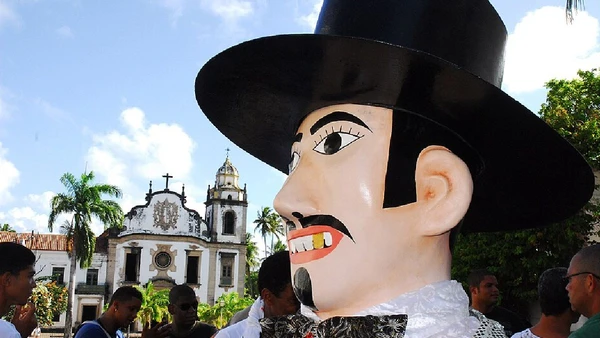 Com cerca de quatro metros de altura, o boneco atrai moradores e turistas pelas ladeiras do centro histórico