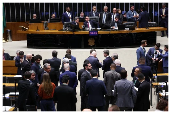 Deputados na sessão do Plenário desta quarta-feira (6)