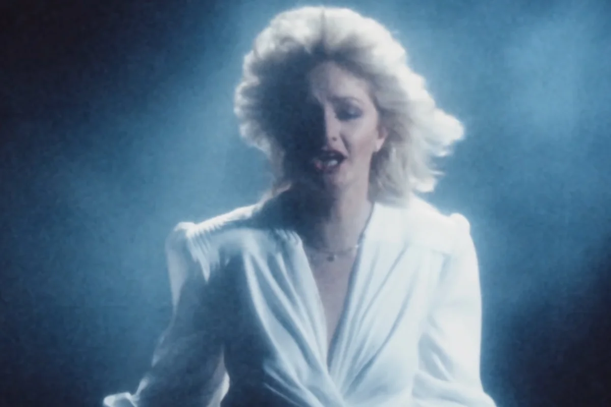 Ícone do pop rock dos anos 80, Bonnie Tyler no clipe Total Eclipse Of The Heart por Divulgação