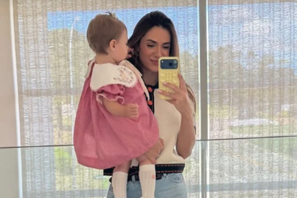 Jade Magalhães com a filha Serena no colo