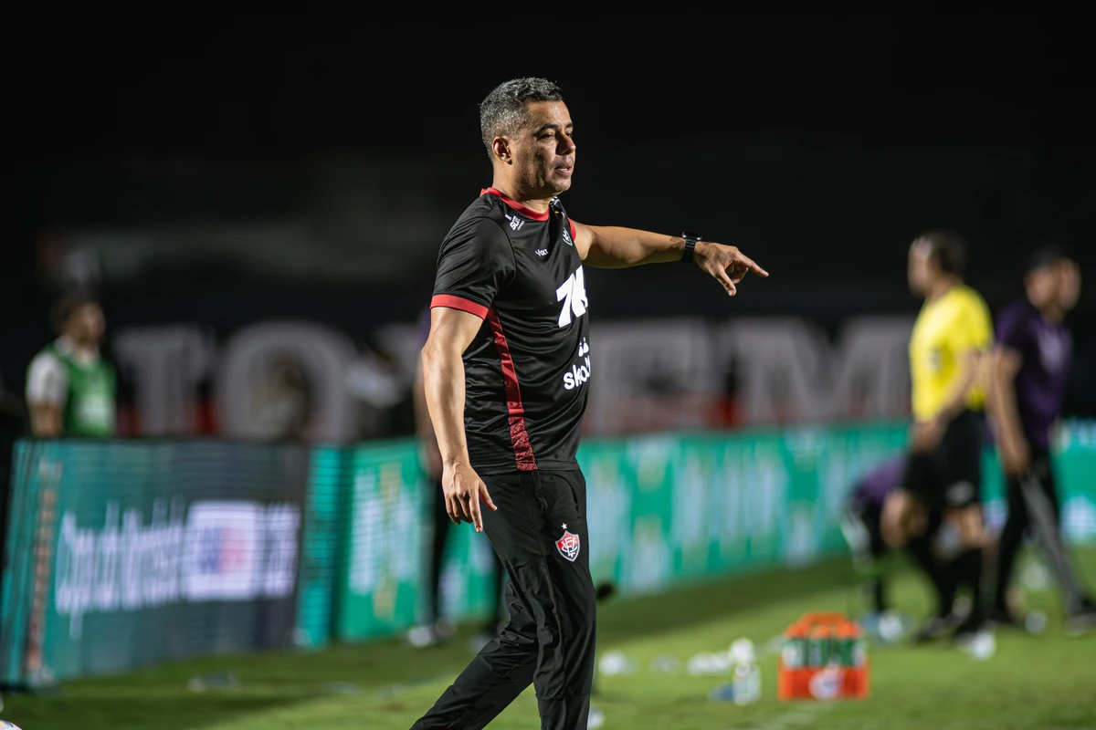 Jair Ventura passa a ter mais opções para escalar o VItória com os retornos de Kayzer e Baralhas