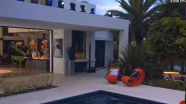 Mansão de Claudia Leitte em Miami tem canal privativo, piscina e espaço para lancha por Reprodução