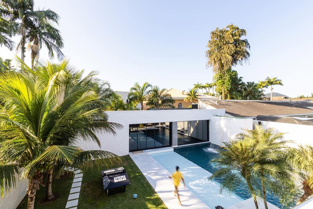 Mansão de Gabigol tem piscina personalizada e balada privativa por Divulgação/Gabriel Fernandes
