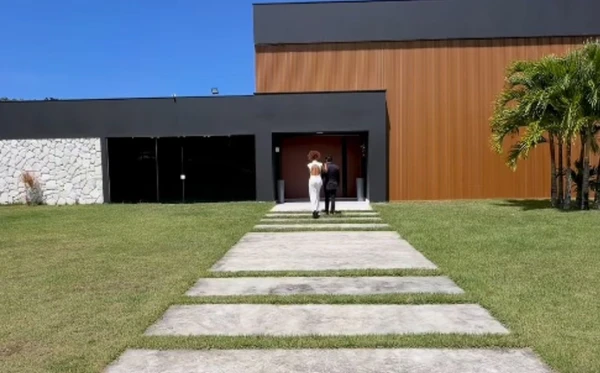 Mansão de Sthefane Matos e Kevi Jonny na Bahia tem piscina com cascata e vale R$ 12 milhões por Reprodução