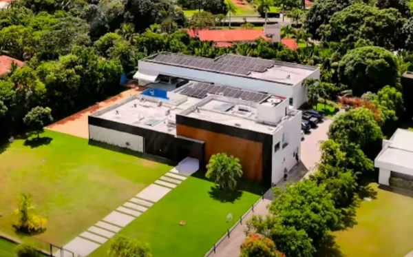 Mansão de Sthefane Matos e Kevi Jonny na Bahia tem piscina com cascata e vale R$ 12 milhões por Reprodução