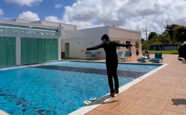 Mansão de Sthefane Matos e Kevi Jonny na Bahia tem piscina com cascata e vale R$ 12 milhões por Reprodução