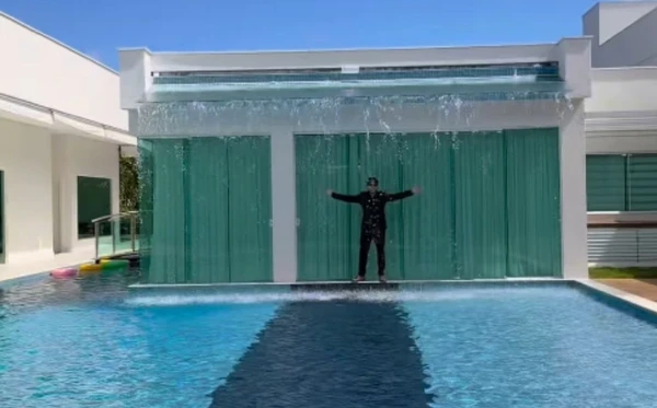 Mansão de Sthefane Matos e Kevi Jonny na Bahia tem piscina com cascata e vale R$ 12 milhões por Reprodução