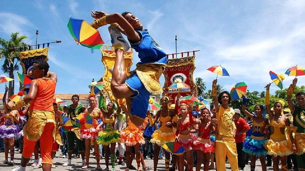 O nome frevo vêm justamente do verbo 'ferver', com os dançarinos fervilhando em umda dança frenética que tem raízes na marcha, maxixe e capoeira