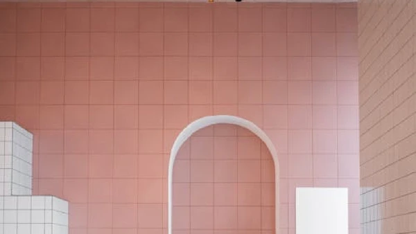 O rosa aparece com associações positivas, especialmente ligadas a amor, suavidade e alegria por Monstera Production / Pexels