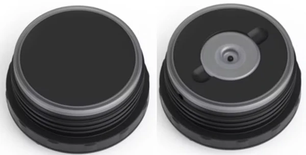 Tampa de modelos de garrafa térmica da marca Thermos sem (esquerda) e com (direita) mecanismo de alívio de pressão no centro da tampa  por Reproduçaõ