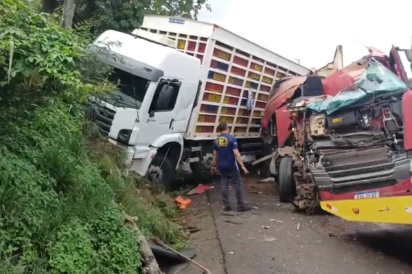 Trecho da BR-324 tem faixa liberada após acidente na Bahia