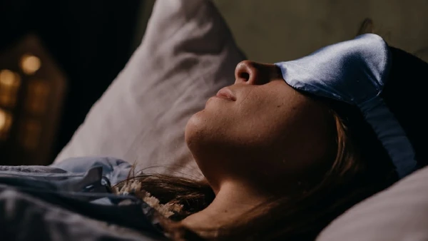 Um dos passos da higiene do sono é eliminar luzes artificiais intensas, especialmente as azuis e brancas, antes de dormir para garantir maior qualidade e profundidade do sono
