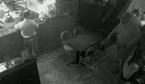 Vídeo mostra Ed Motta arremessando cadeira em restaurante no Rio de Janeiro por Reprodução
