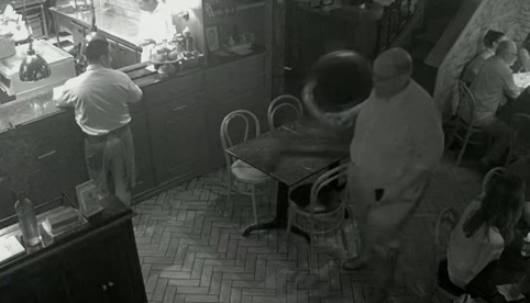 Vídeo mostra Ed Motta arremessando cadeira em restaurante no Rio de Janeiro por Reprodução