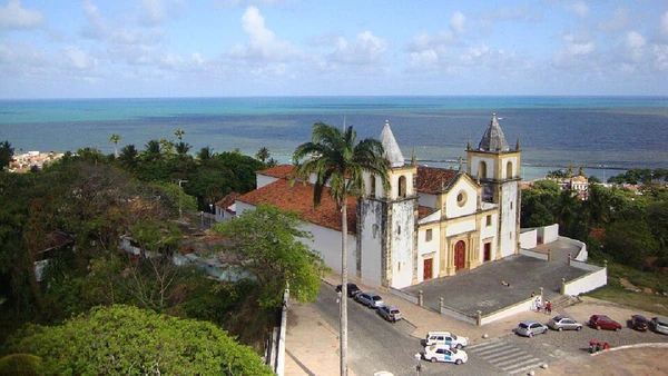 Vista do Museu de Arte Sacra com visão do mar azul de Olinda