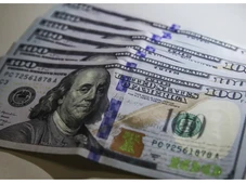 Imagem - Dólar cai abaixo de R$ 4,90 pela primeira vez em mais de um ano