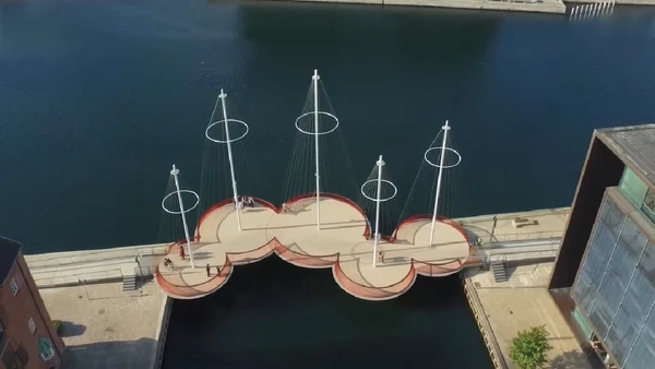 A Cirkelbroen, em Copenhague, combina cinco plataformas circulares e mastros inspirados em barcos, criando uma ponte-passeio sobre o canal de Christianshavn por Reprodução / YouTube / UIA 2023 Copenhagen