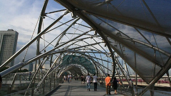 A Helix Bridge entra como caso relacionado, com desenho curvo e estrutura helicoidal que faz dela uma das pontes de pedestres mais marcantes da Ásia por A Helix Bridge entra como caso relacionado, com desenho curvo e estrutura helicoidal que faz dela uma das pontes de pedestres mais marcantes da Ásia