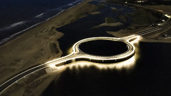 A Laguna Garzón Bridge é um dos exemplos mais famosos de ponte circular, com desenho em anel sobre a lagoa entre Maldonado e Rocha por Jimmy Baikovicius / Wikimedia Commons