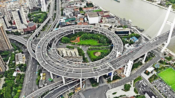 A Nanpu Bridge, em Xangai, ficou famosa pela grande alça em espiral do acesso viário, que cria um dos desenhos mais reconhecíveis da engenharia urbana chinesa por Yhz1221 / Wikimedia Commons