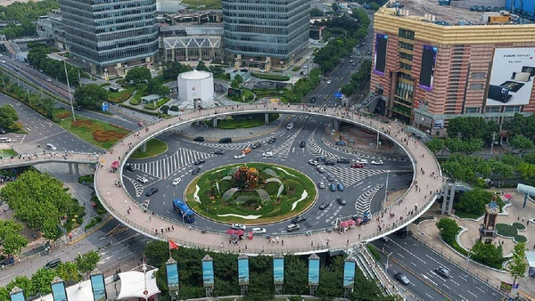 A passarela circular de Lujiazui, em Xangai, envolve um grande cruzamento da área financeira e é um dos exemplos urbanos mais conhecidos de ponte em anel por Kallerna / Wikimedia Commons