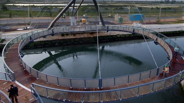 A Ponte Pedonal Circular, em Aveiro, aposta em um traçado redondo e leve, transformando a travessia em um ponto visual da paisagem urbana por Domoreira~commonswiki / Wikimedia Commons