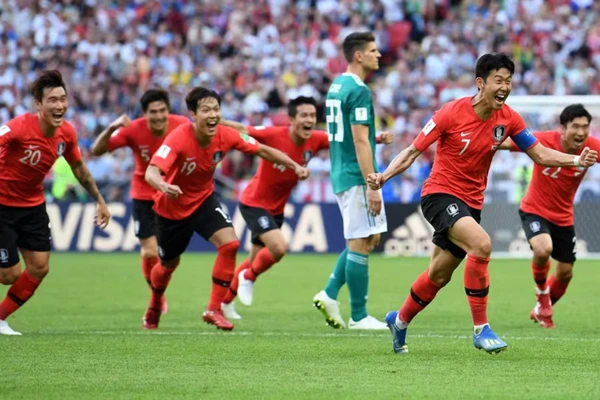 Alemanha 1 x 2 Coreia do Sul (2018) - Atual campeã mundial, a Alemanha precisava vencer na última rodada da fase de grupos da Copa de 2018, mas acabou derrotada pela Coreia do Sul. A eliminação precoce confirmou a “maldição do campeão” e marcou a pior campanha alemã em Mundiais desde 1938. por Divulgação/FIFA