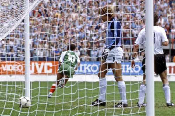 Alemanha Ocidental 1 x 2 Argélia (1982) - Logo em sua primeira partida em Copas, a Argélia derrotou a bicampeã Alemanha Ocidental na estreia do Mundial de 1982. Apesar da vitória histórica, os argelinos acabaram eliminados na fase de grupos, enquanto os alemães chegaram até a final.
 por Divulgação/FIFA