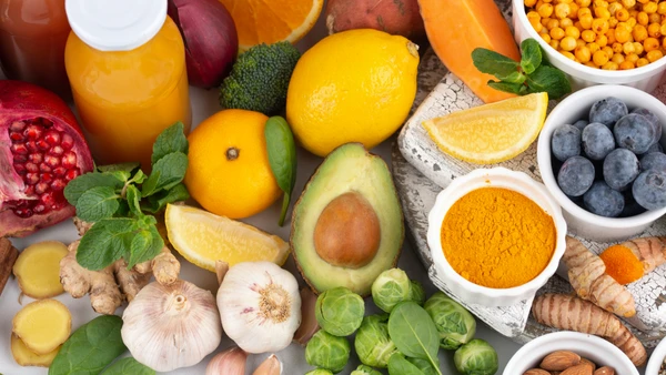 Alimentação equilibrada pode ajudar a prevenir problemas visuais e reduzir o desgaste ocular por Freepik