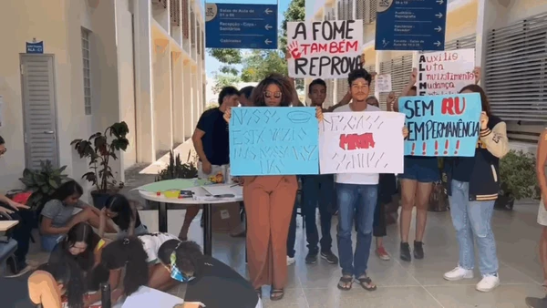 Alunos da Ufob protestam