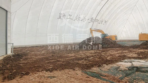 Área interna do canteiro de obra revestido pelo domo por Divulgação / XiDe Air Dome