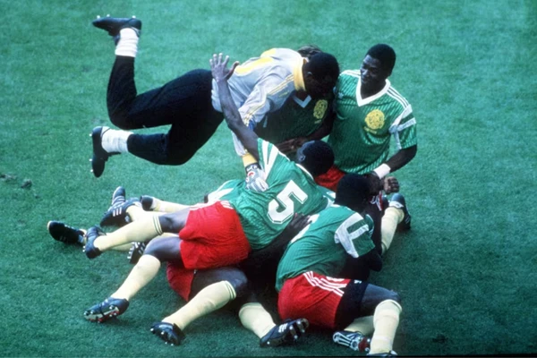 Argentina 0 x 1 Camarões (1990) - Atual campeã e liderada por Diego Maradona, a Argentina caiu diante de Camarões na partida inaugural da Copa de 1990. Em apenas sua segunda participação em Mundiais, os camaroneses avançaram até as quartas, enquanto os argentinos se recuperaram e terminaram com o vice-campeonato. por Divulgação/FIFA