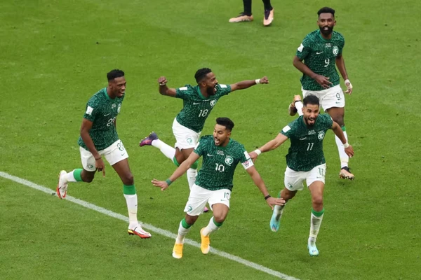 Argentina 1 x 2 Arábia Saudita (2022) - Uma das maiores favoritas ao título no Qatar, a Argentina abriu o placar com Messi, mas sofreu uma virada histórica da Arábia Saudita na estreia. O resultado foi considerado uma das maiores zebras da história das Copas — embora os argentinos tenham reagido e conquistado o título mundial. por Divulgação/FIFA