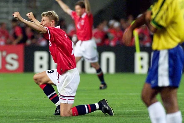 Brasil 1 x 2 Noruega (1998) - Já classificado, o Brasil foi surpreendido pela Noruega na última rodada da fase de grupos da Copa de 1998. A vitória garantiu aos noruegueses apenas a segunda classificação de sua história às oitavas, enquanto os brasileiros seguiram até a final do torneio. por Divulgação/FIFA