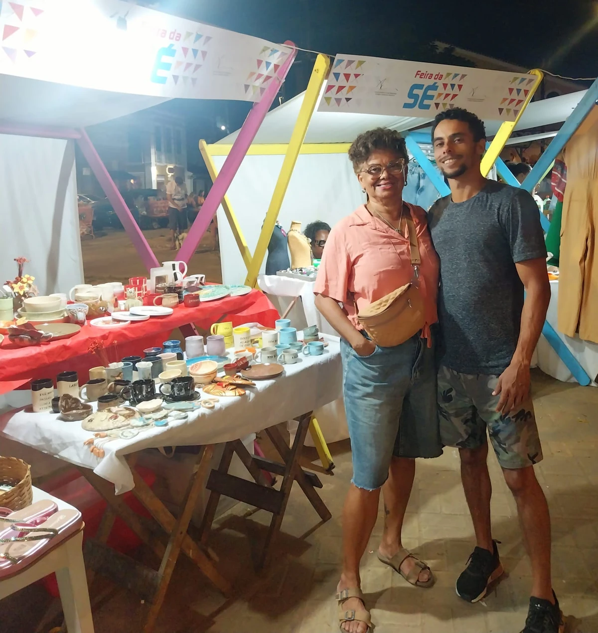 Célia e o filho Tainan participam de feiras juntos por Célia Carneiro/Acervo pessoal
