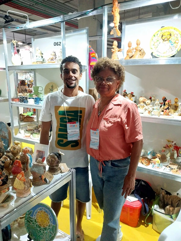 Célia e o filho Tainan participam de feiras juntos por Reprodução