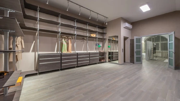 Closet com nichos planejados por Max Vakhtbovych / Pexels