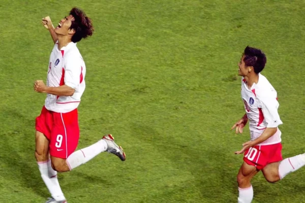 Coreia do Sul 2 x 1 Itália (2002) - Com um elenco estrelado, a Itália caiu para a anfitriã Coreia do Sul nas oitavas de final da Copa de 2002. Foi a primeira vez que os sul-coreanos avançaram ao mata-mata, e a campanha terminou com um histórico quarto lugar. por Divulgação/FIFA