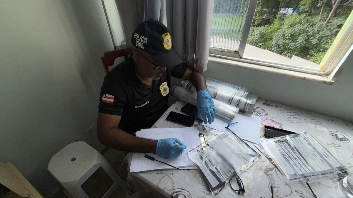Policiais apreenderam apreenderam dois celulares com vasta quantidade de vídeos e fotografias na casa do suspeito, em Brotas por Divulgação/PC