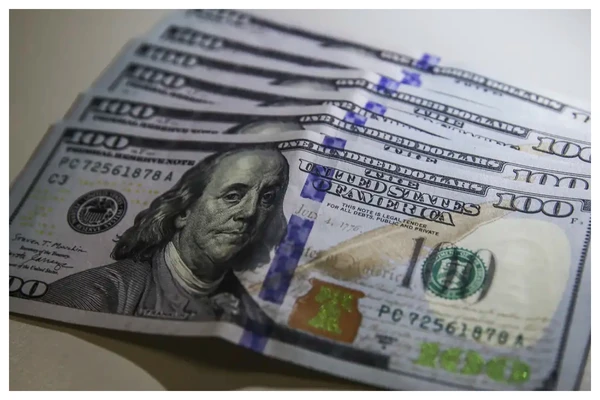 Dólar fechou abaixo de R$ 4,90 pela primeira vez desde janeiro de 2024