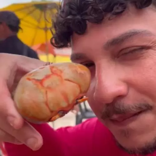 Eryvelton gravou vídeo comendo crustáceos por Reprodução