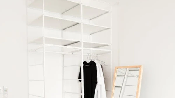 Guarda-roupa aberto minimalista por Ngân Dương / Pexels