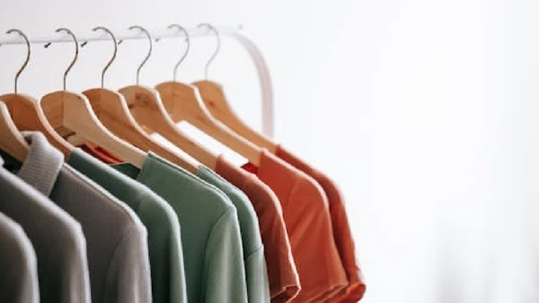 Guarda-roupa aberto para apartamento por Liza Summer / Pexels