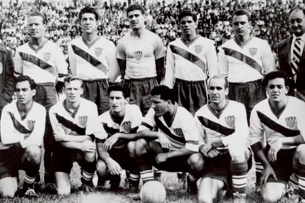 Inglaterra 0 x 1 EUA (1950) - Os ingleses, considerados os inventores do futebol, sofreram uma derrota histórica para os Estados Unidos na Copa de 1950. Sem grande tradição no esporte na época, os americanos chocaram o mundo, embora nenhuma das duas seleções tenha avançado de fase. por Divulgação/FIFA