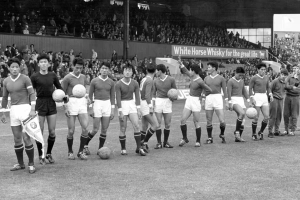 Itália 0 x 1 Coreia do Norte (1966) - Bicampeã mundial, a Itália foi eliminada pela estreante Coreia do Norte na última rodada da fase de grupos da Copa de 1966. Os norte-coreanos ainda quase fizeram outra zebra nas quartas, mas perderam para Portugal após abrirem 3x0. por Divulgação/FIFA